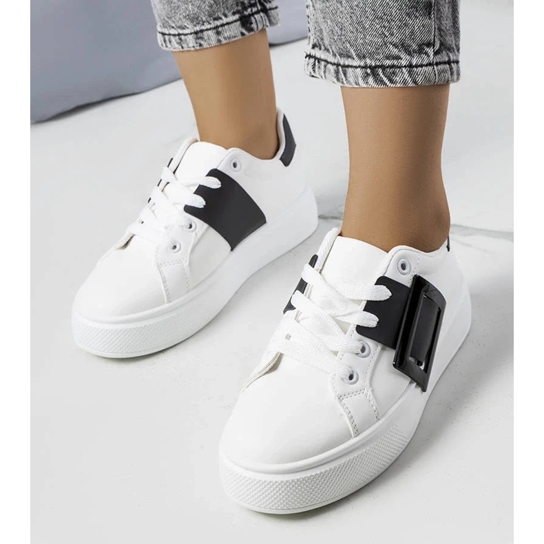 D/GMR Vita sneakers dekorerade med ett svart Toni-spänne 1