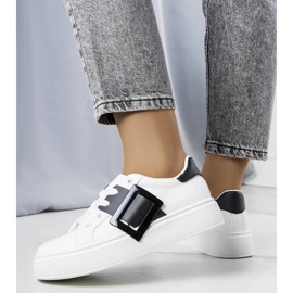 D/GMR Vita sneakers dekorerade med ett svart Toni-spänne 2