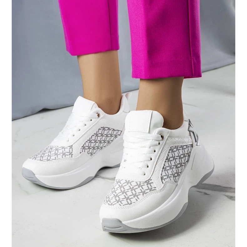 D/GMR Margie vita sneakers med monogram 2