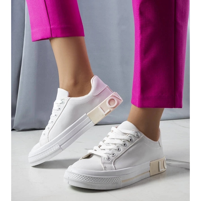 D/GMR Vita och beige sneakers dekorerade med Nora-inskriptionen 1