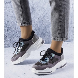 D/GMR Gråa sneakers dekorerade med Savard-inlägg 1