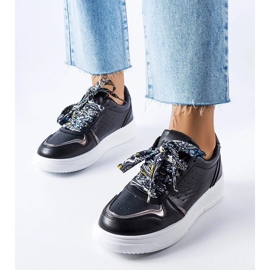 D/GMR Svarta sneakers bundna med ett Pryor -band 2