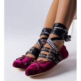 D/GMR Vinröda ballerinor fästs med ett Boutot-spänne 2