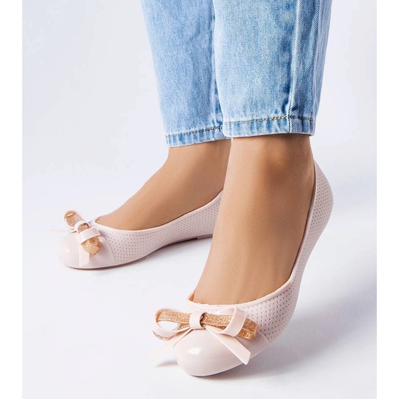 D/GMR Beige ballerinor dekorerade med en Harlingen rosett 1