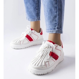 D/GMR Vita och röda sneakers på Binet-plattformen 1