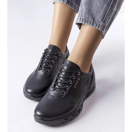 D/GMR Svarta brogues i genombrutet läder från Brodeur 2