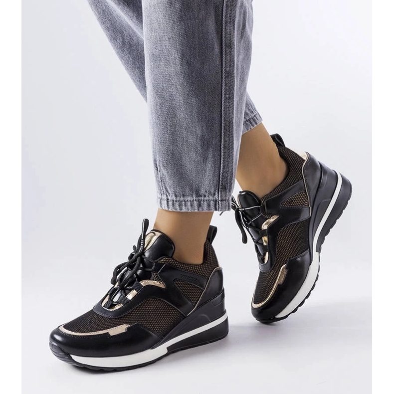 D/GMR Svarta och guldiga sneakers från Vincez 1