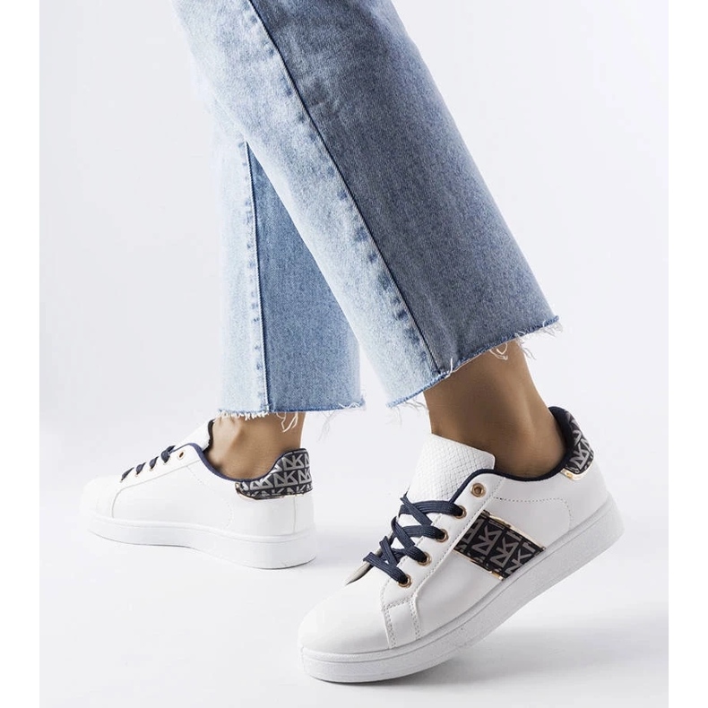 D/GMR Vita sneakers med dekorerad ovandel från Sauriol 1