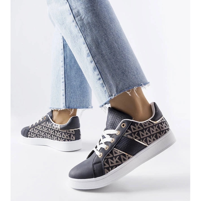 D/GMR Marinblå sneakers dekorerade med Bolduc-monogrammet 2