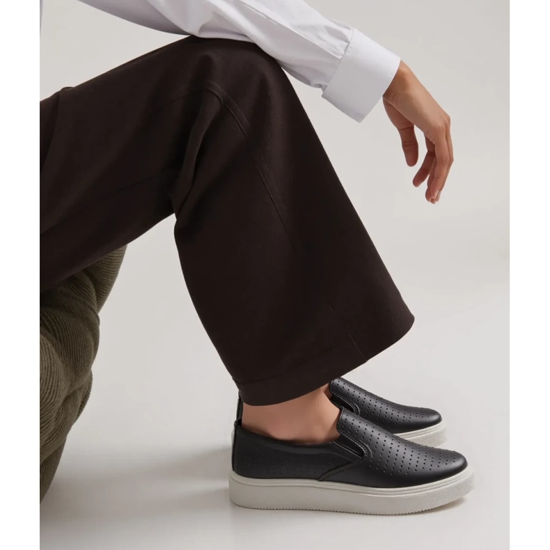 Towns Svarta genombrutna slip-on sneakers 2