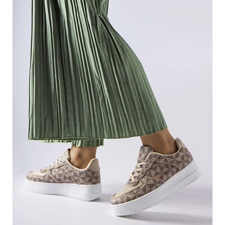 D/GMR Beige sneakers dekorerade med Sands monogram 2