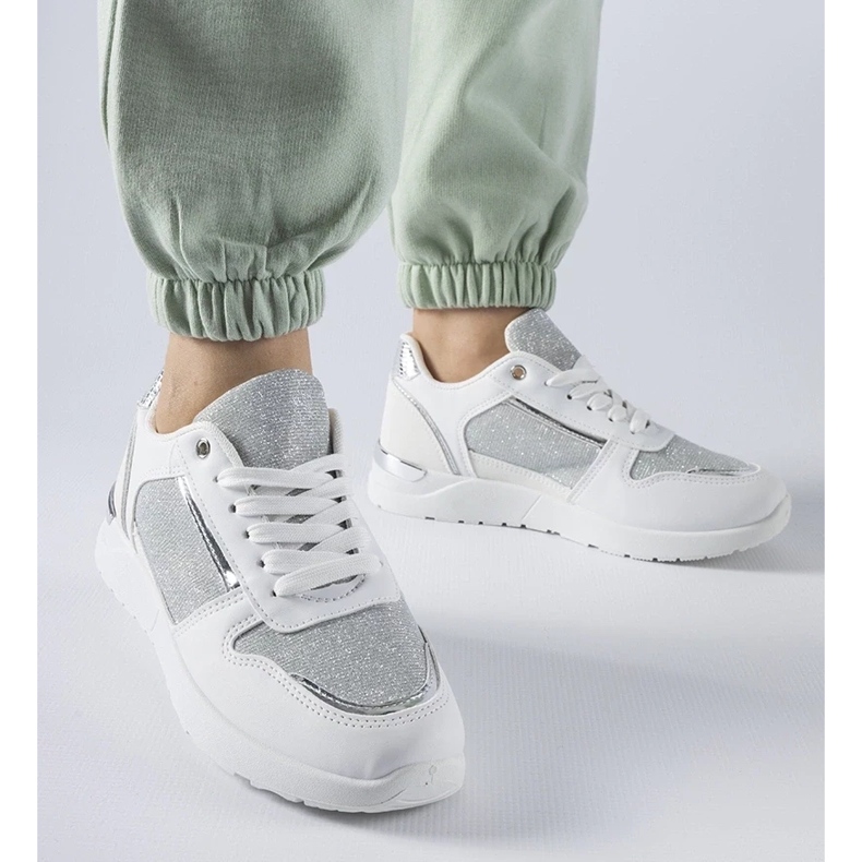 D/GMR Vita sneakers med dekortråd från Facondo 1