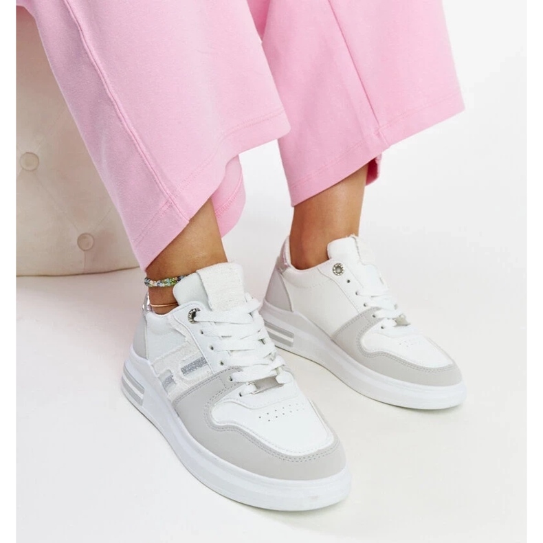 D/GMR Vita och gråa sneakers på Negisti-plattformen 1