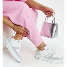 D/GMR Vita och gråa sneakers på Negisti-plattformen 2