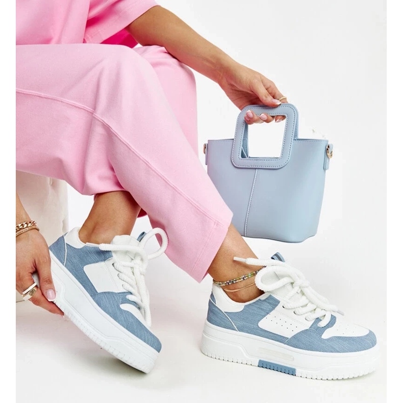 D/GMR Vita och blåa sneakers på Szekeres-plattformen 2