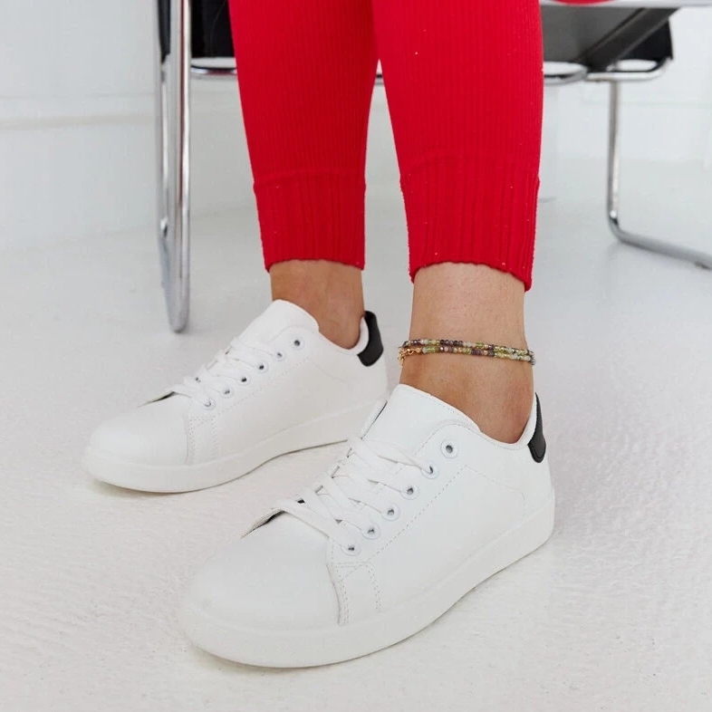 D/GMR Vita sneakers på Birikti -plattformen med ett svart element 2