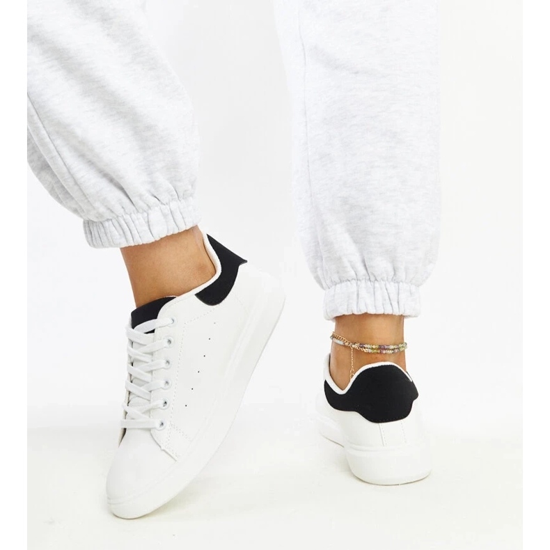 D/GMR Svartvita sneakers på Ariam -plattformen 2