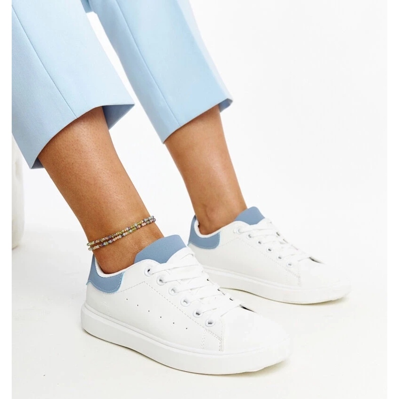 D/GMR Vita och blå sneakers på Ariam -plattformen 2