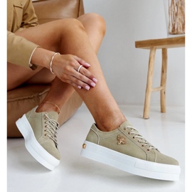 Gröna läder sneakers på den tjocka sulan av mikka 2