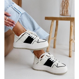 Vita och vita lädersneakers på den tjocka sulan av Abrar 2