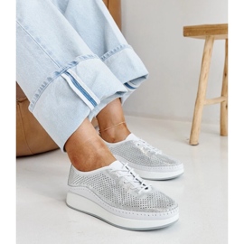 Silversneakers i läder på Amana-plattformen 1