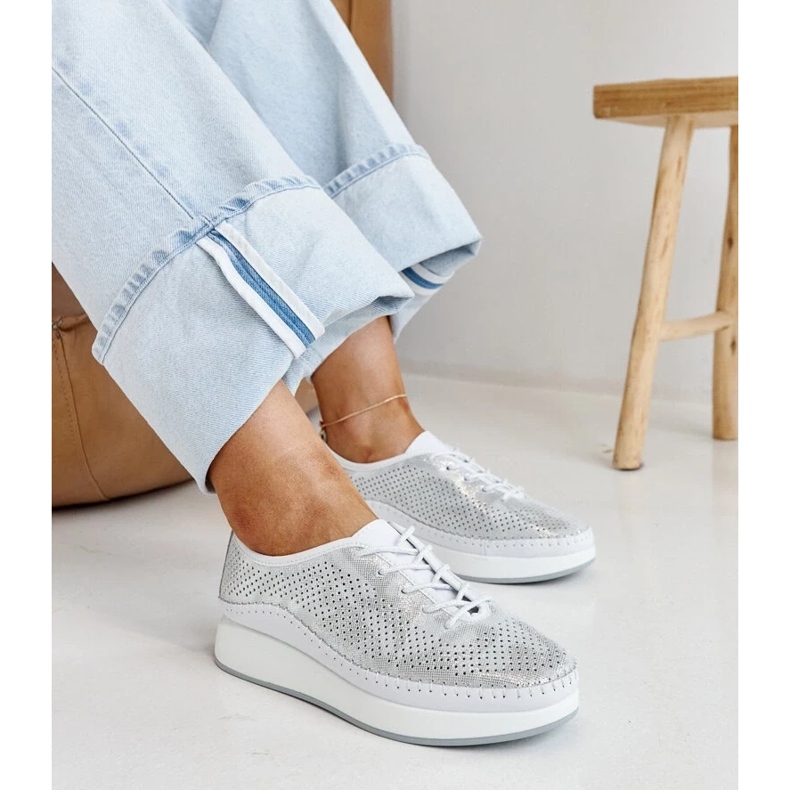 Silversneakers i läder på Amana-plattformen 1