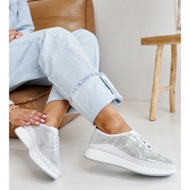 Silversneakers i läder på Amana-plattformen 2