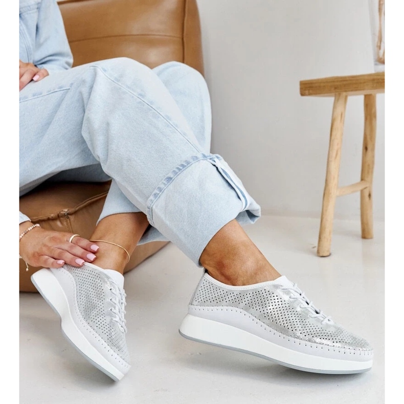 Silversneakers i läder på Amana-plattformen 2