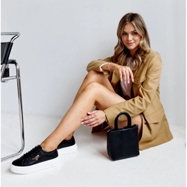 Svarta läder sneakers på den tjocka sulan Attia 2