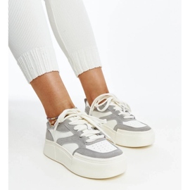 Gråvita lädersneakers på en tjock Kawthar-sula 2