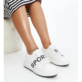 Vita sneakers på Ayna -plattformen 1