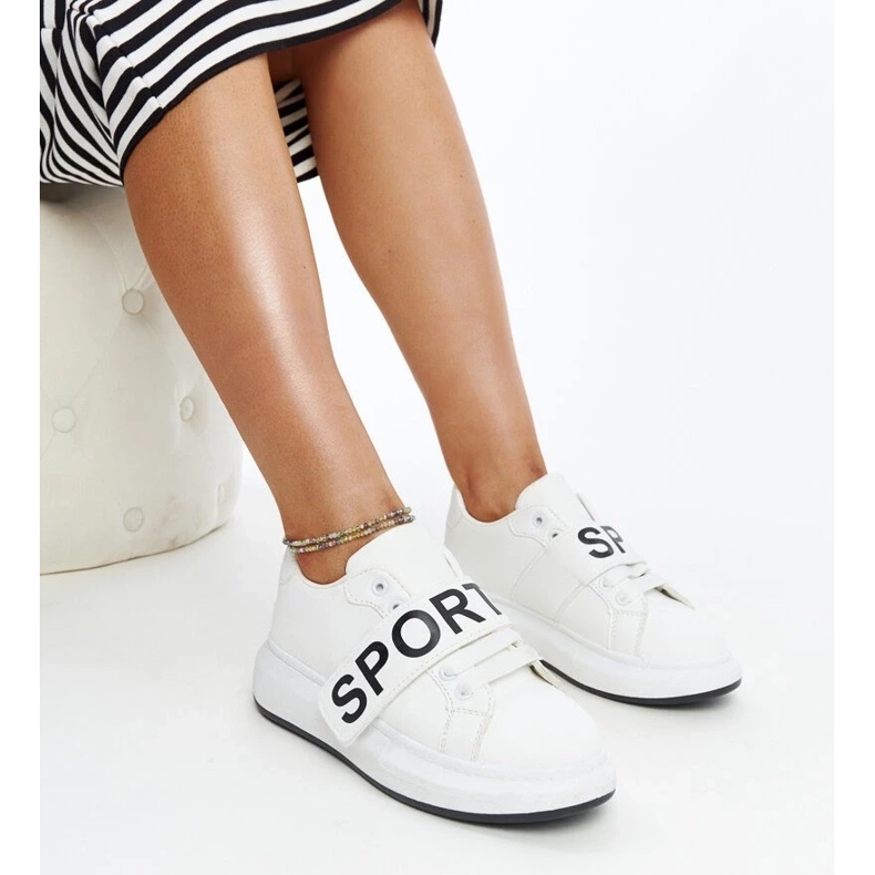 Vita sneakers på Ayna -plattformen 1