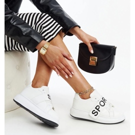 Vita sneakers på Ayna -plattformen 2