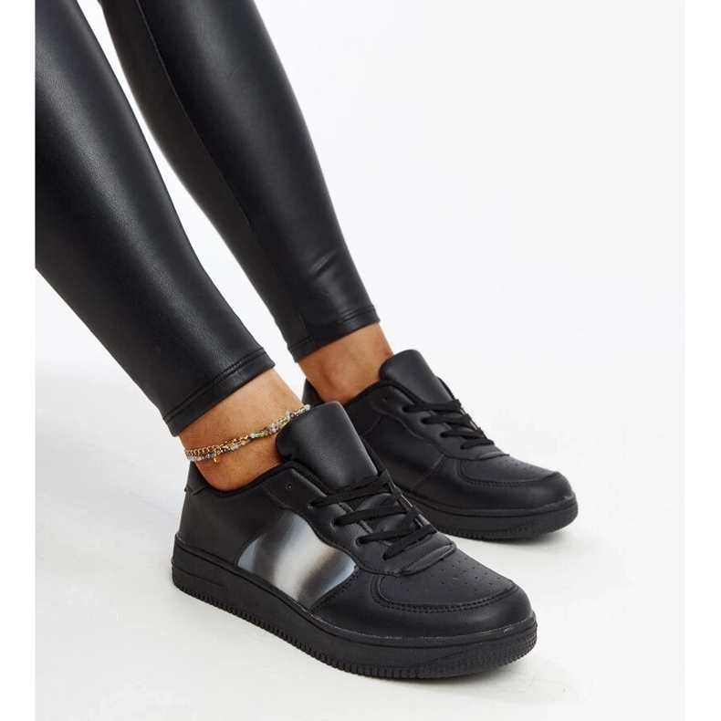 Svarta sneakers på Asmarin -plattformen 2