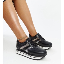 Svarta sneakers på den höga sulan i Mehari 1