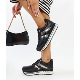 Svarta sneakers på den höga sulan i Mehari 2