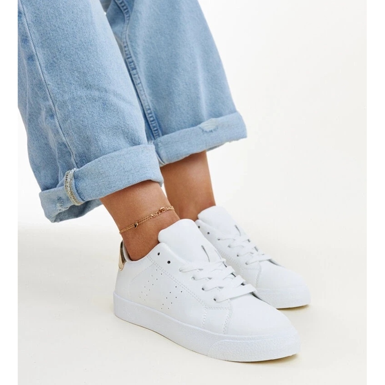 Vita och guld Akila sneakers 1