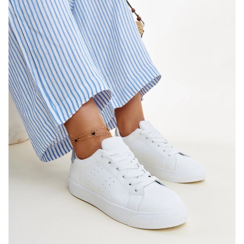 Vita och silver Akila sneakers 1