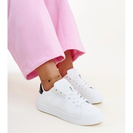 Vita och svarta Akila sneakers 2