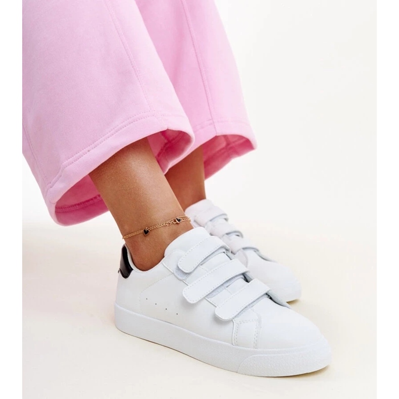 Vita och svarta kardborresneakers från Samala 1