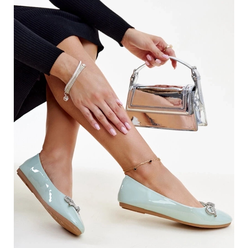 Gröna patenterade balettlägenheter med dekorativ rosett från Totani 2