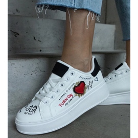 D/CEO Vita sneakers dekorerade med en lapp och inskriptioner på Etara-plattformen 1