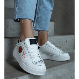 D/CEO Vita sneakers dekorerade med en lapp och inskriptioner på Etara-plattformen 2