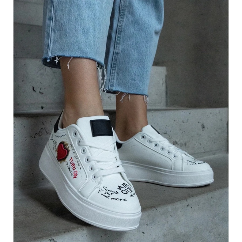 D/CEO Vita sneakers dekorerade med en lapp och inskriptioner på Etara-plattformen 2