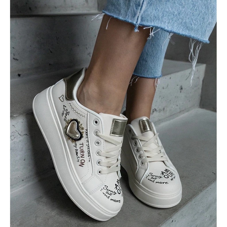 D/CEO Beige sneakers dekorerade med en lapp och inskriptioner på Etara-plattformen 2