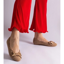 D/CEO Bruna ballerinaskor dekorerade med en rosett och en Esdras-brosch 2