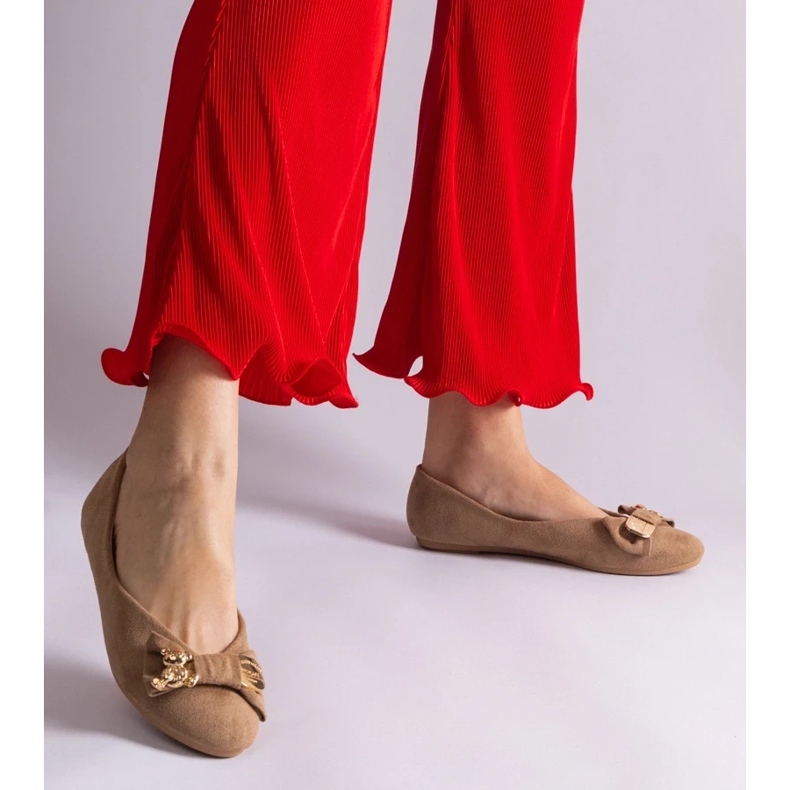 D/CEO Bruna ballerinaskor dekorerade med en rosett och en Esdras-brosch 2