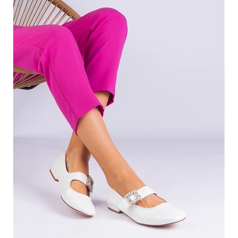 D/CEO Målade vita ballerinor dekorerade med ett Ferpsa -spänne 1