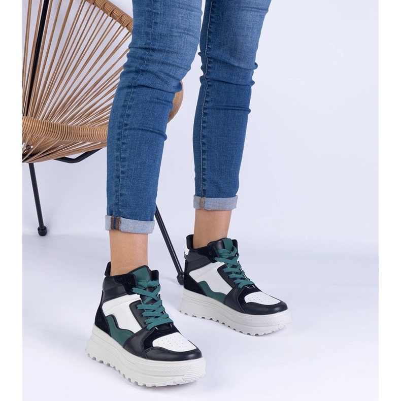 Svartvita kvinnors sportsneakers på plattformen 1