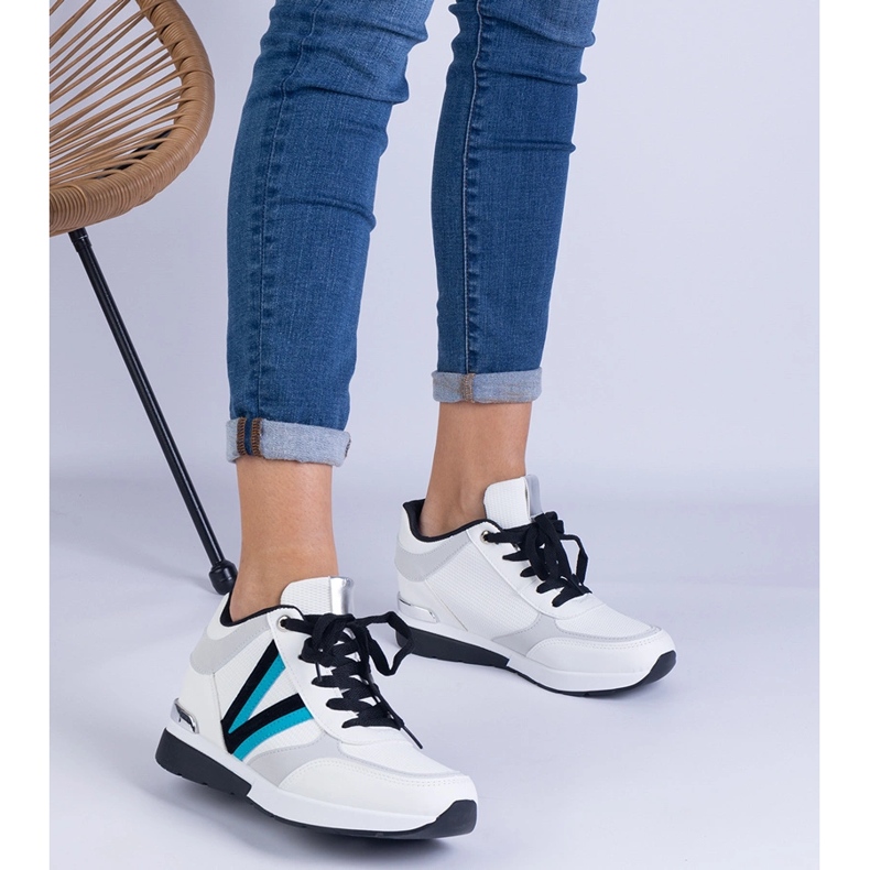 Vita kvinnors sneakers på en dold kil 1